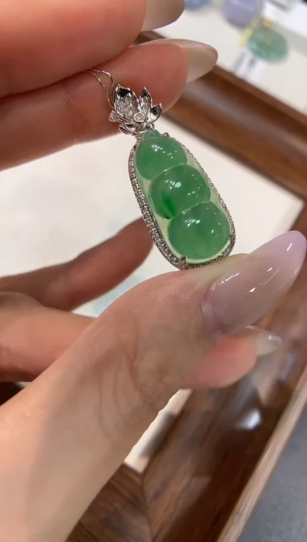 颈饰18K金镶嵌翡翠福豆