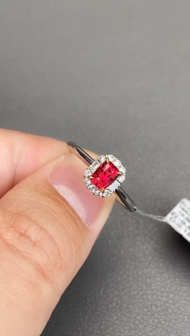 18K金镶嵌戒指尖晶石0.68ct