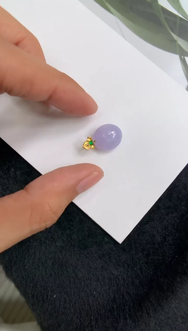 颈饰18K金镶嵌翡翠蛋面