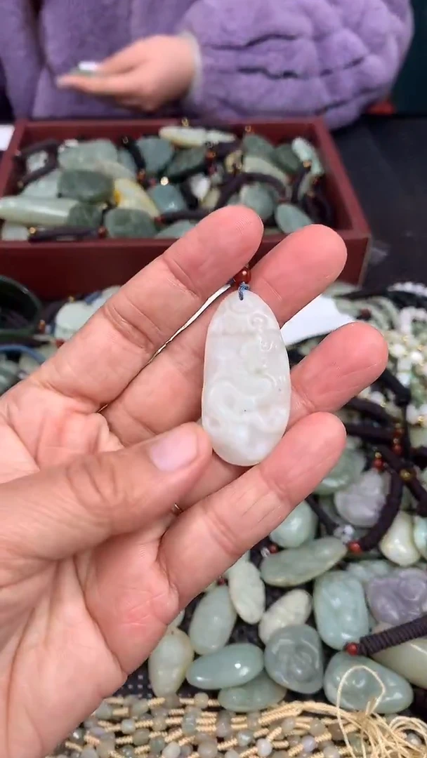 颈饰未镶嵌和田玉（多样性发一件）没有证书有瑕