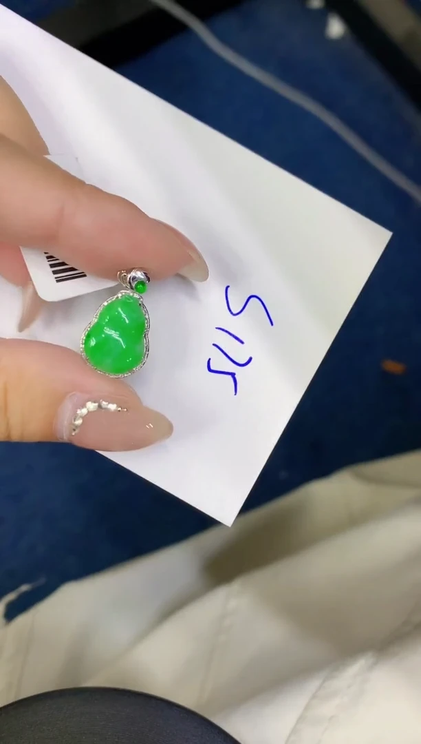 颈饰18K金镶嵌翡翠缅甸天然翡翠A货