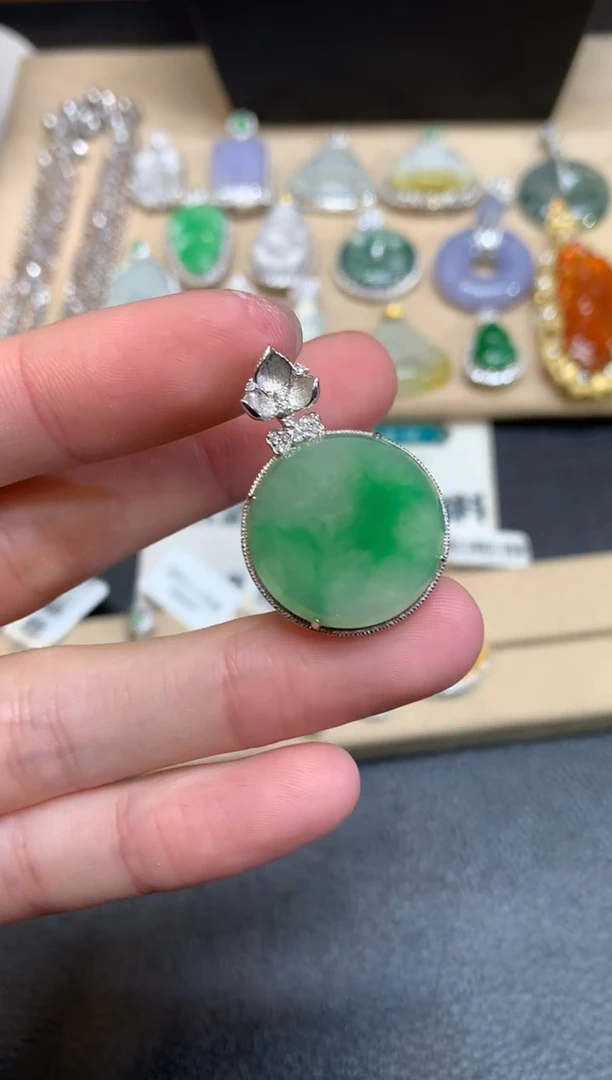 【闪购商品】翡翠颈饰18K金镶嵌无事牌【无服务费】