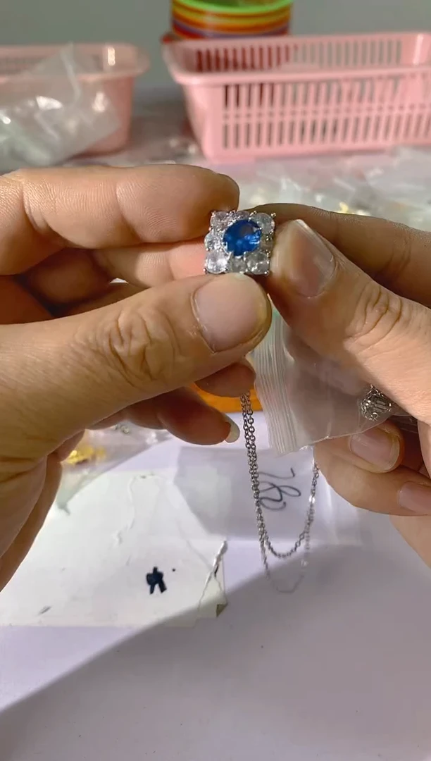 【闪购商品】水晶颈饰银S925镶嵌532红宝，蓝宝，多样性发一件赠链