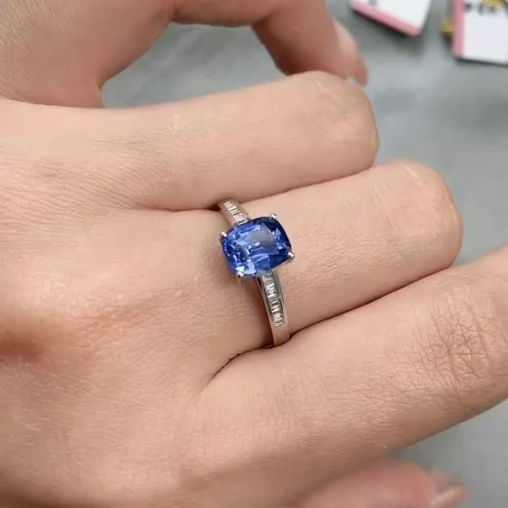 18K金镶嵌蓝宝石戒指