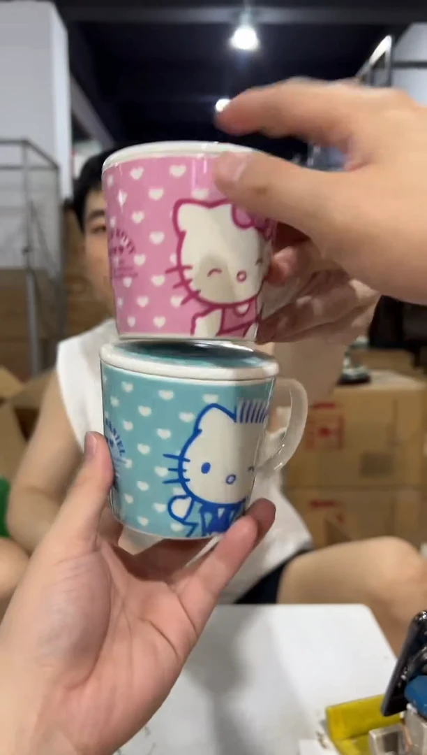 瓷片蓝色加粉色kt带盖杯