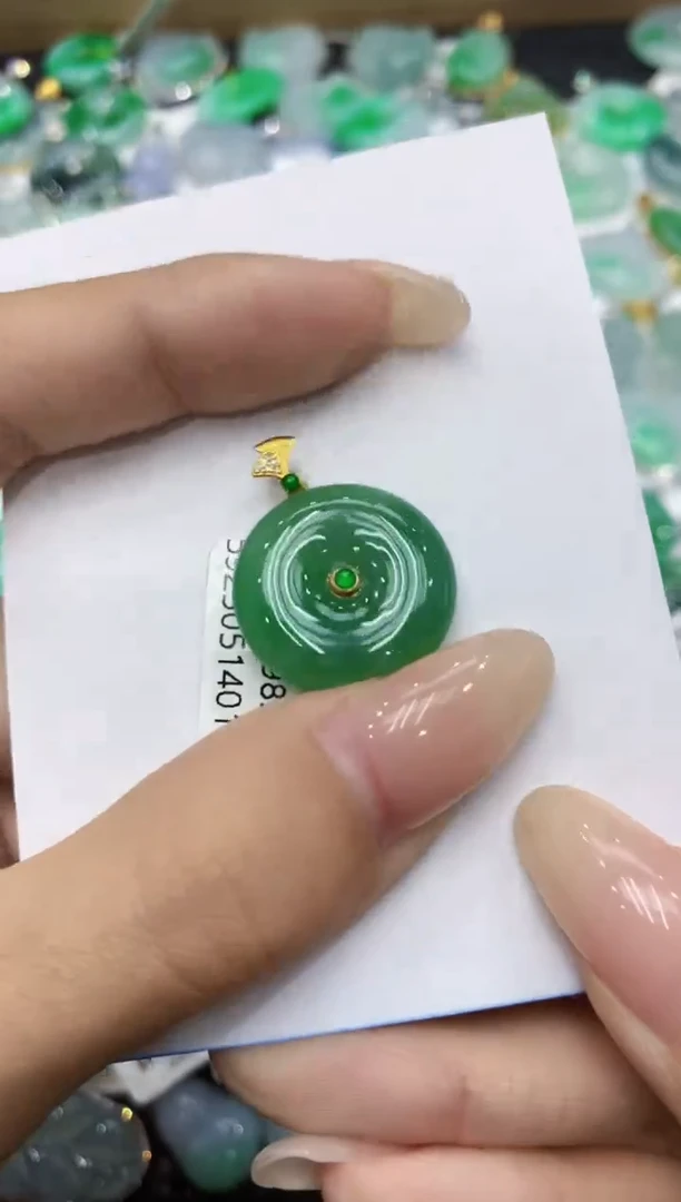 翡翠18K金镶嵌颈饰111111111111