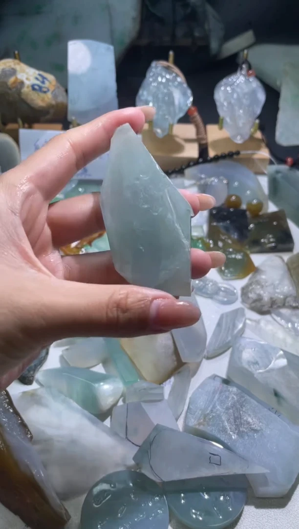 未镶嵌定制翡翠定制料子（包工站观音）