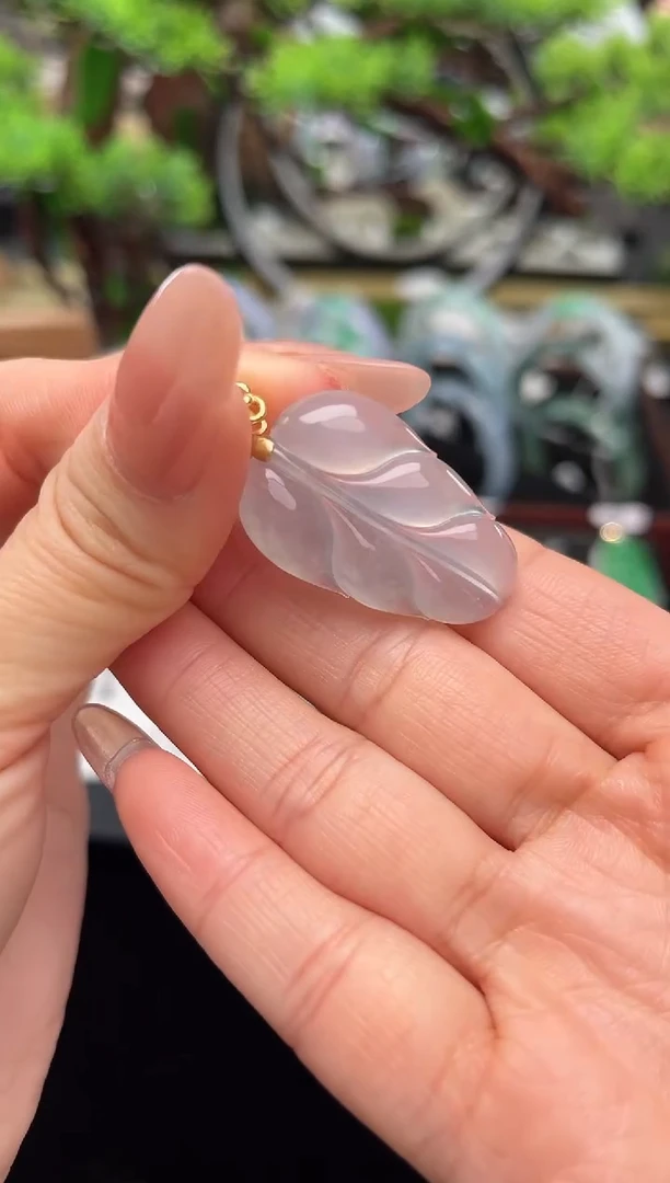 颈饰18K金镶嵌翡翠吊坠