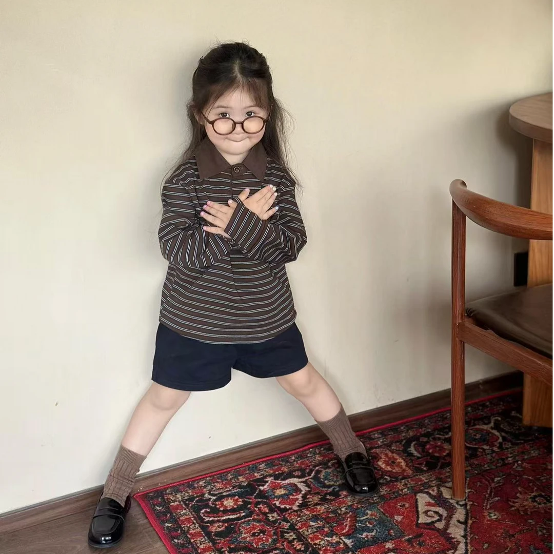 甜小七2025新款女童慵懒韩版复古风条纹翻领上衣宽松打底短裤套装