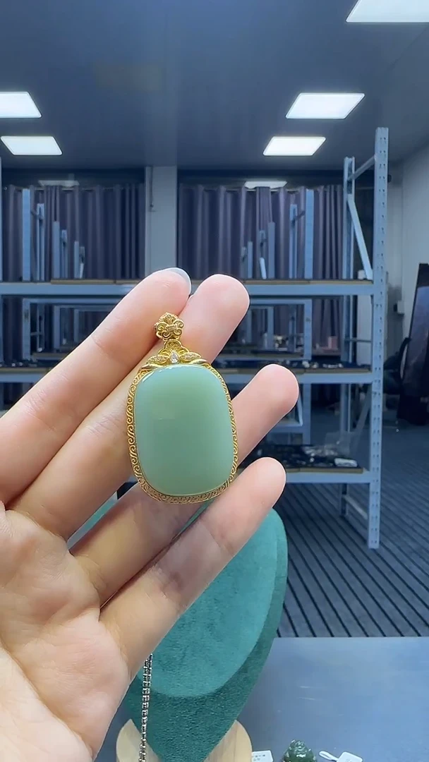 18K金镶嵌和田玉挂件 不含链