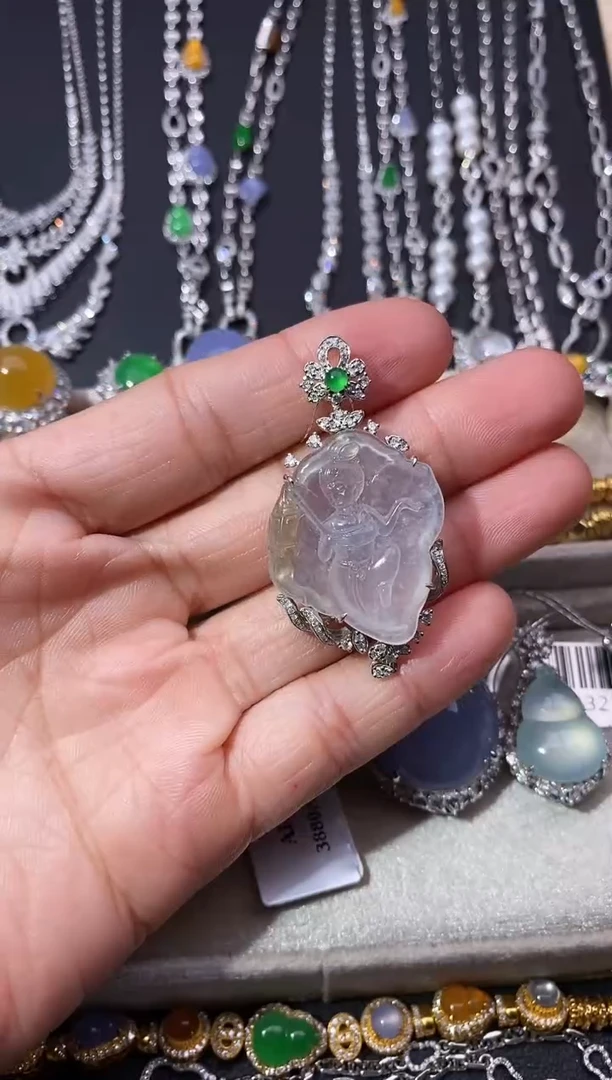 颈饰18K金镶嵌翡翠吊坠