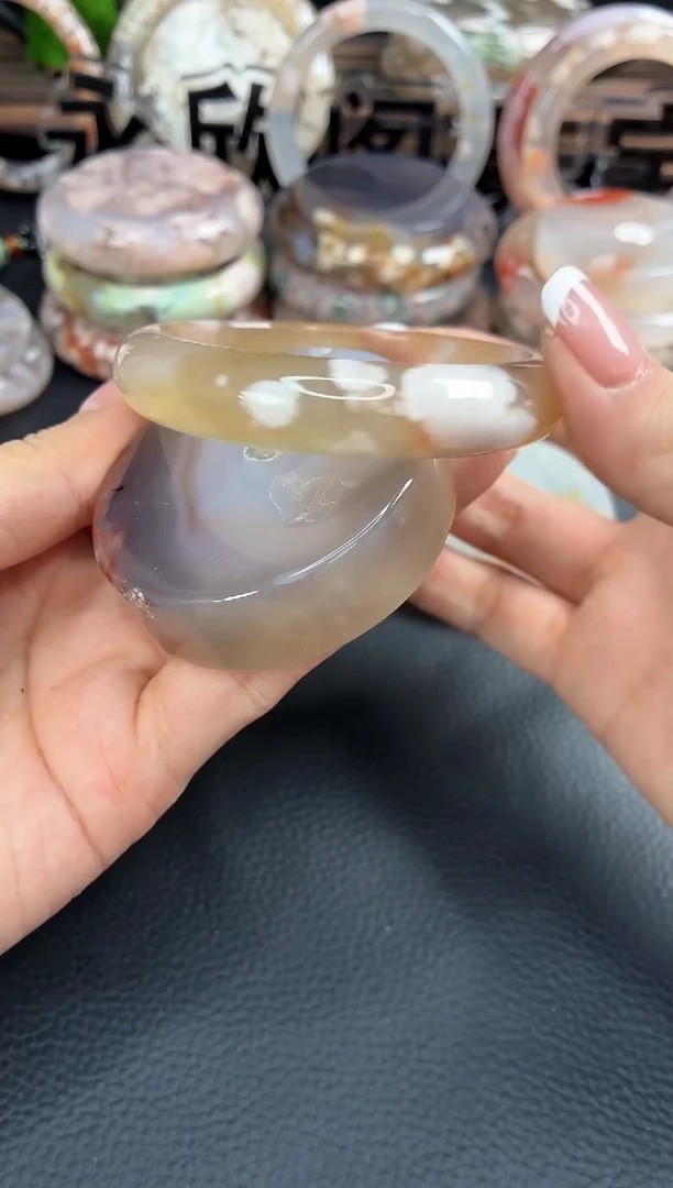 未镶嵌手镯（圆镯）石英质玉56