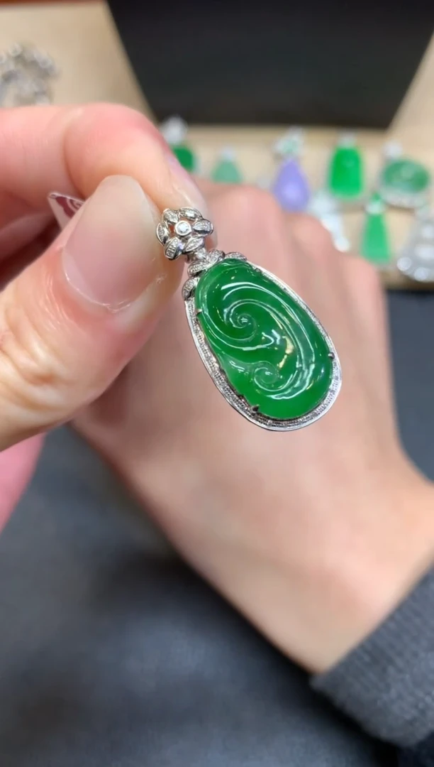 【闪购商品】翡翠颈饰18K金镶嵌如意【无服务费】