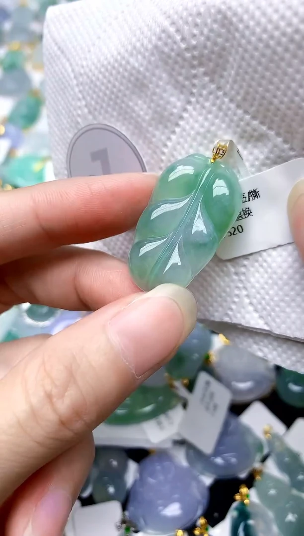 颈饰18K金镶嵌翡翠天然A货翡翠