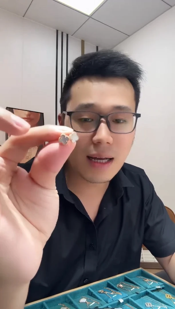 耳钉贝壳（贝母）18K金镶嵌白色k玫，小号四叶草耳钉GHJ