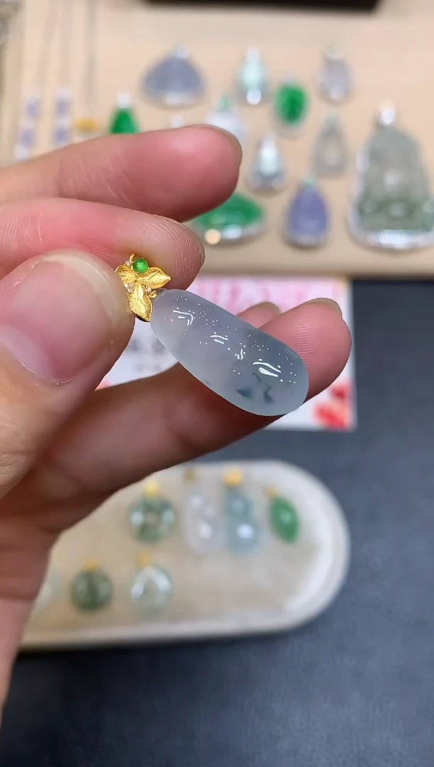 颈饰18K金镶嵌翡翠福豆【无服务费【48小时鉴赏期】