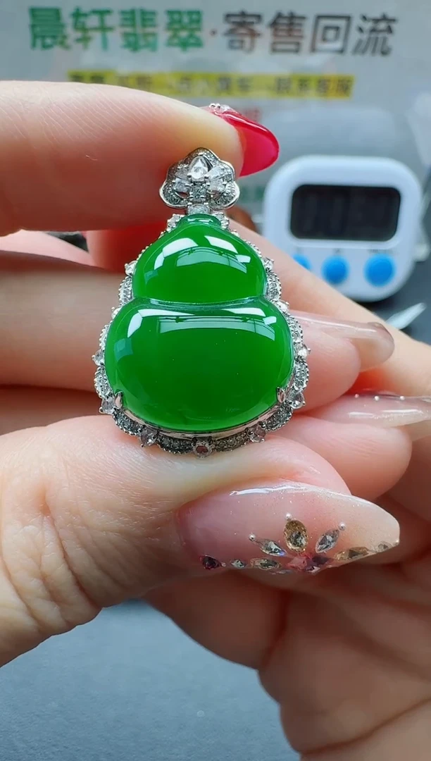 颈饰18K金镶嵌翡翠小*花寄售回流，24小时鉴赏期