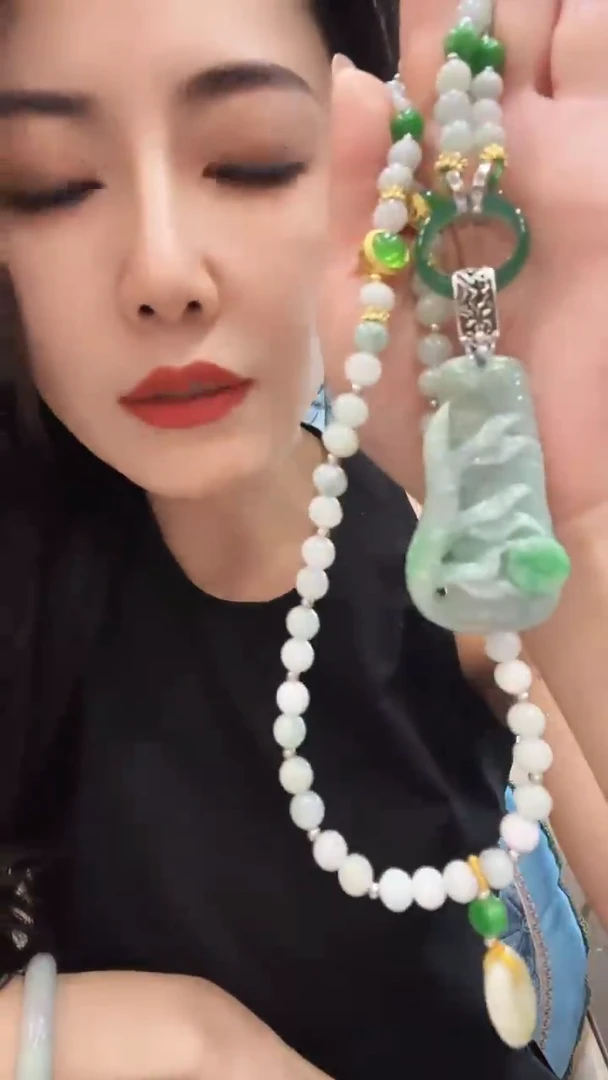 翡翠未镶嵌颈饰竹节