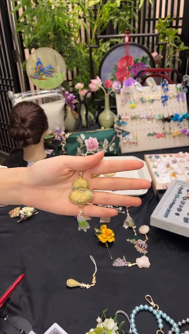 织绣?**?非遗苏绣手工饰品