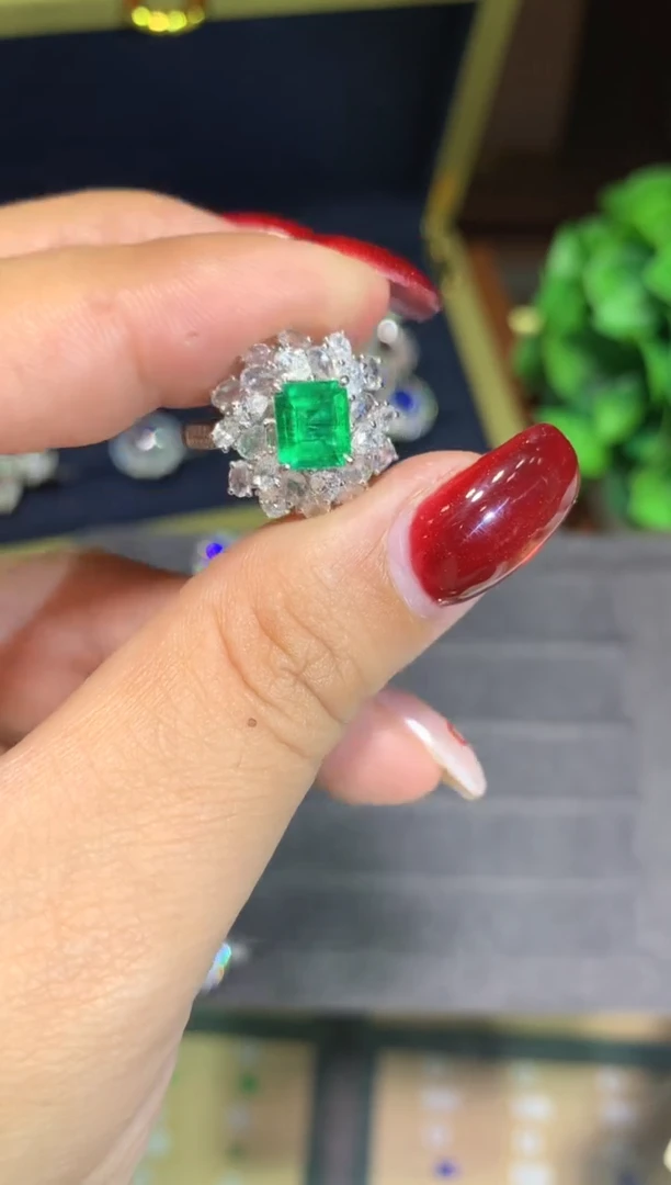 18K金镶嵌戒指祖母绿1.02CT