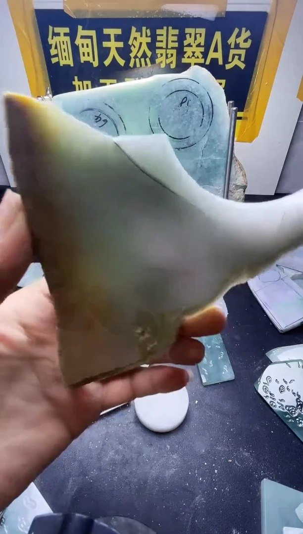 翡翠挂件未镶嵌翡翠