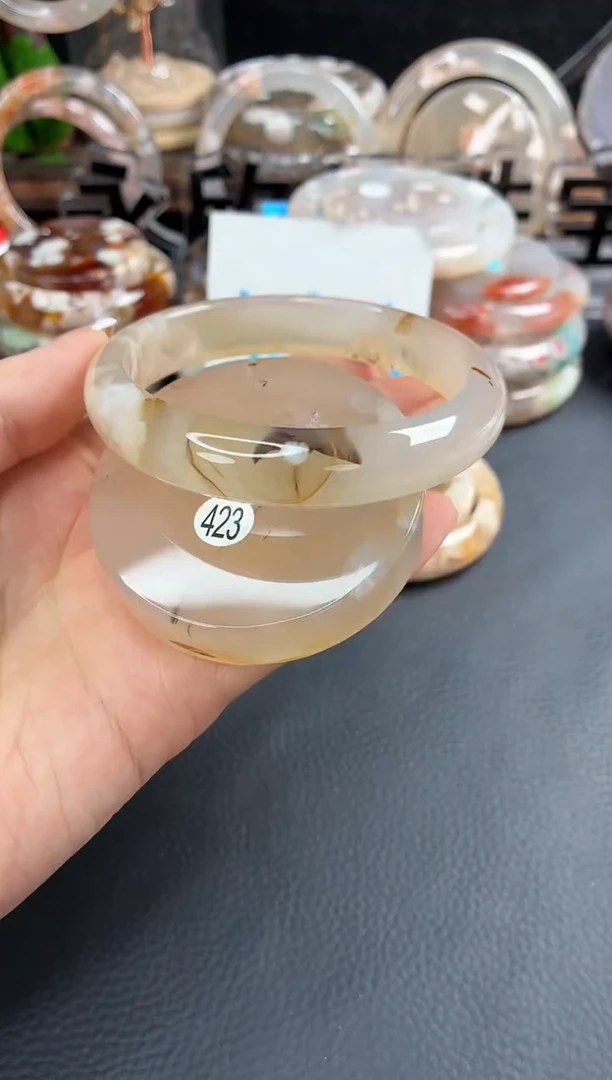 未镶嵌手镯（圆镯）石英质玉60