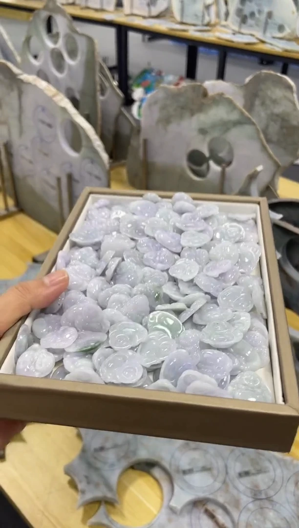 翡翠挂件未镶嵌小佛公多样性发1件-微瑕不配绳