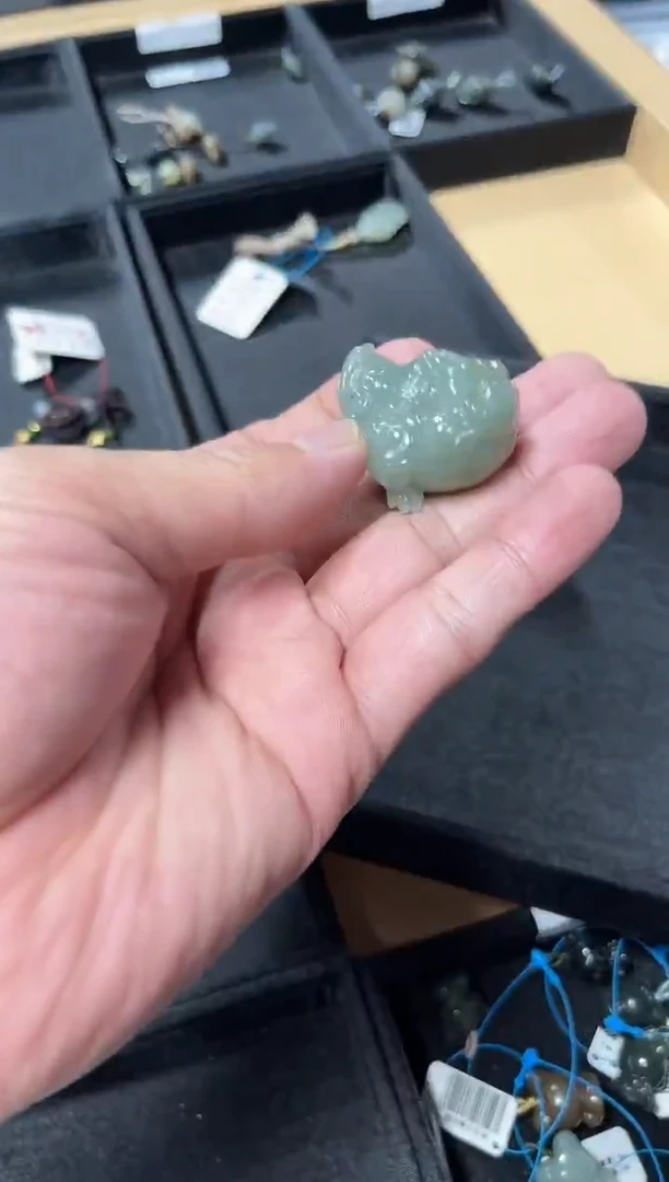 未镶嵌和田玉摆件且末青白 金蟾