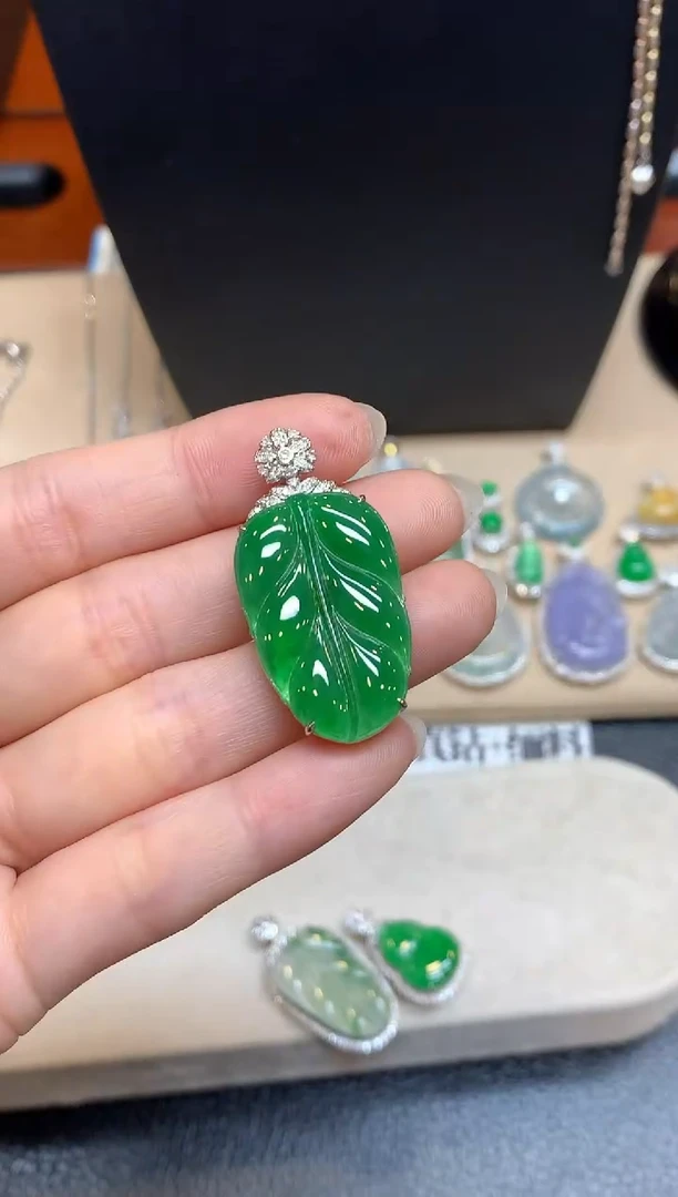 吊坠(不含链)18K金镶嵌翡翠树叶【无服务费