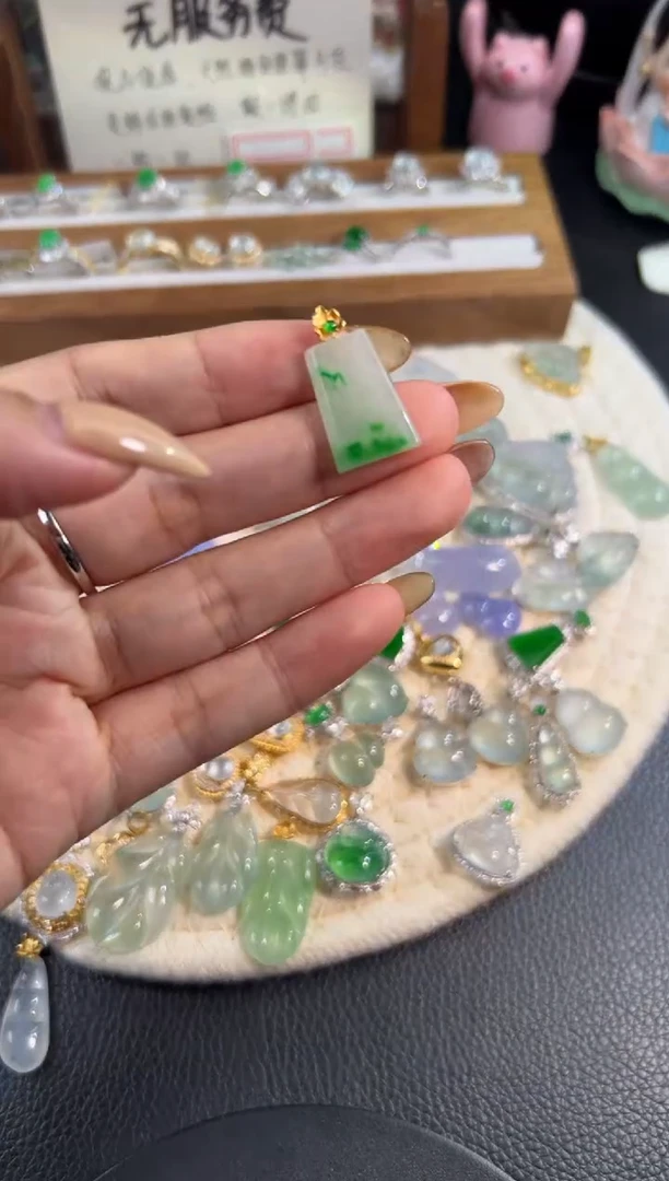 颈饰18K金镶嵌翡翠源头直播间