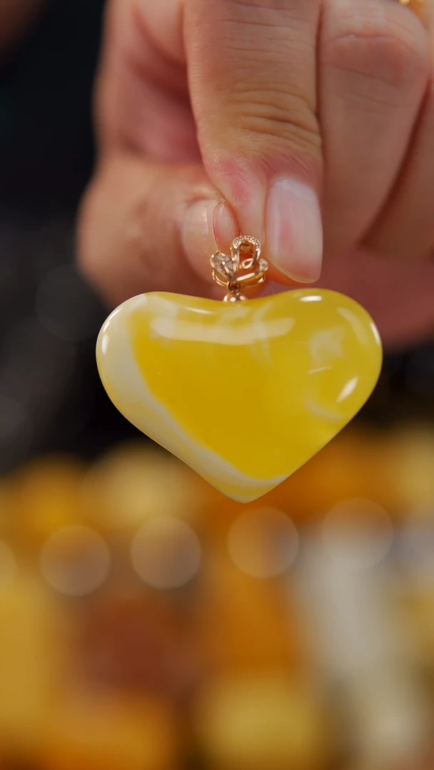 【闪购商品】蜜蜡颈饰18K金镶嵌金瓷白爱心吊坠12.25