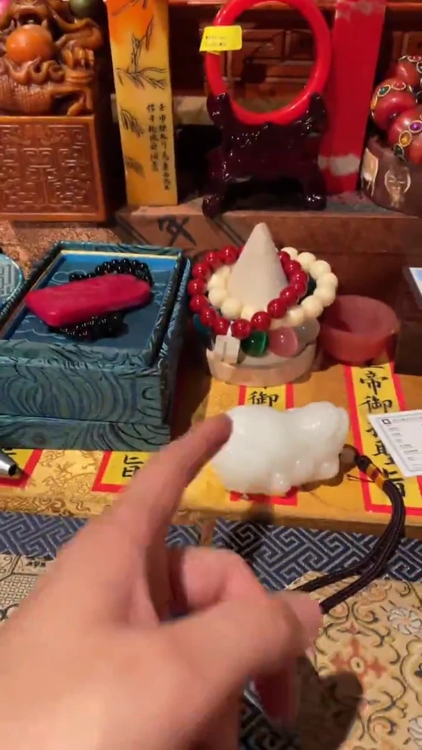 未镶嵌和田玉挂件和白貔貅