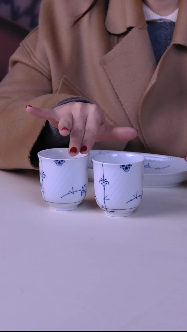 每天早上六点（棕榈唐草 手握对杯）