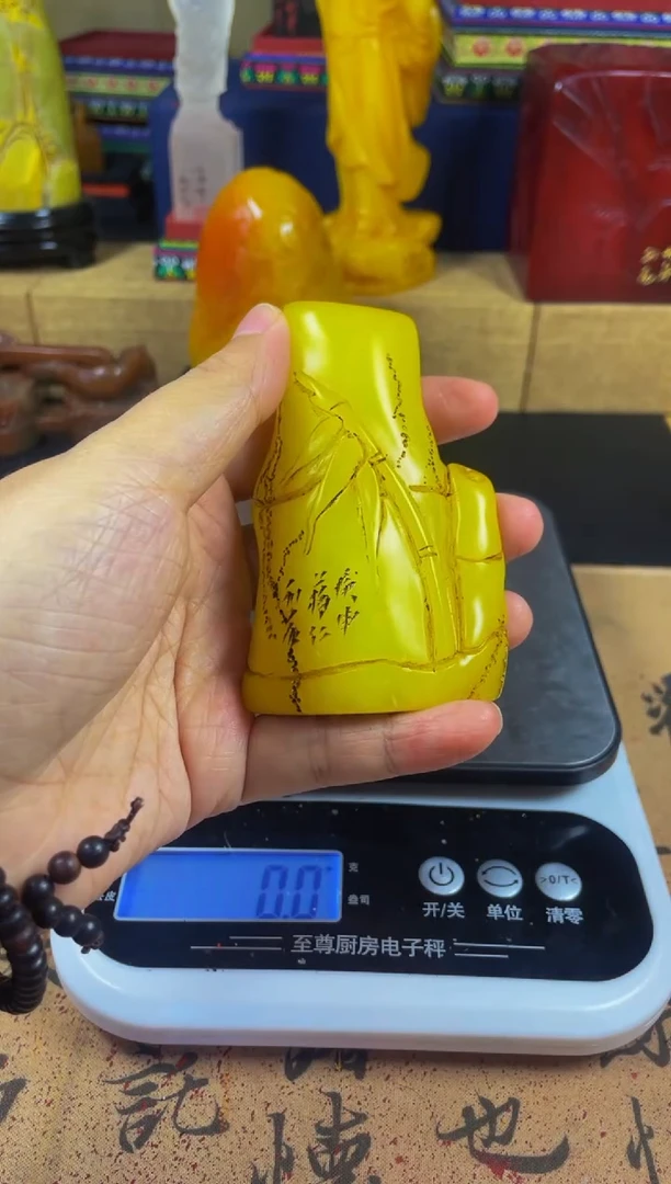 寿山石印石鸡油黄竹节章观云