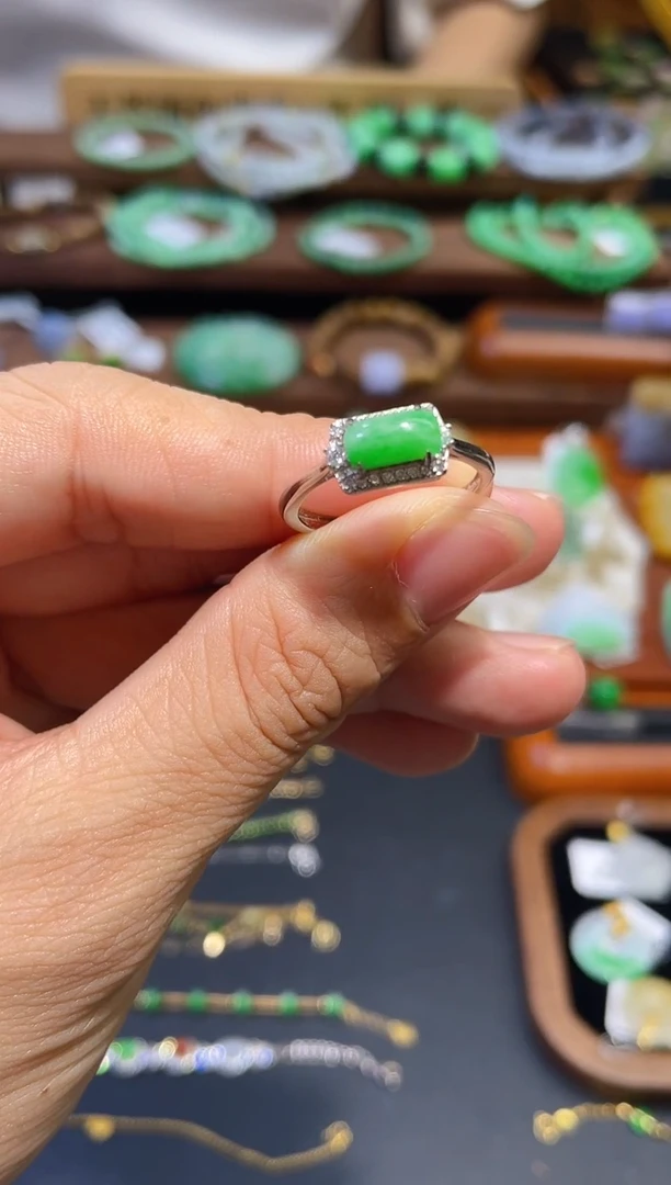 颈饰未镶嵌翡翠戒指