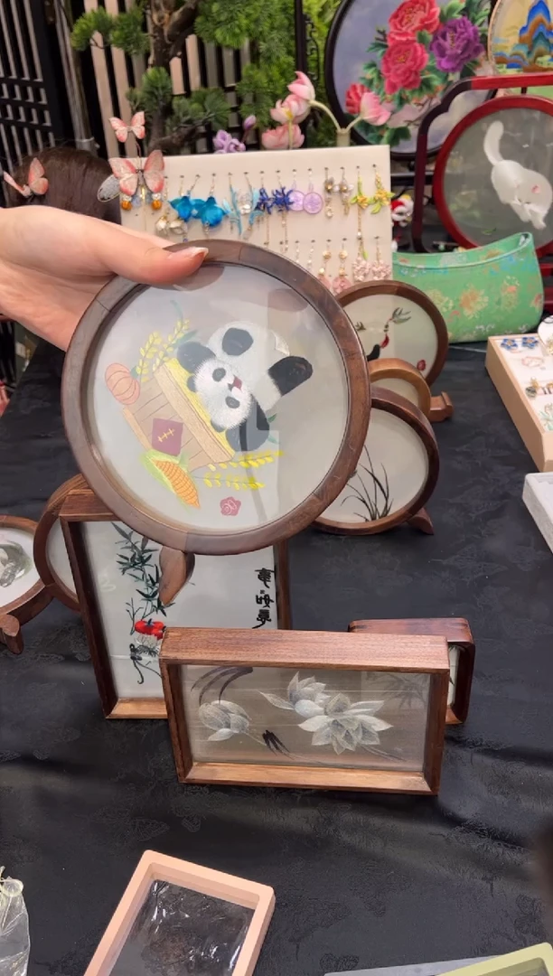 织绣大*哇非遗苏绣手工饰品