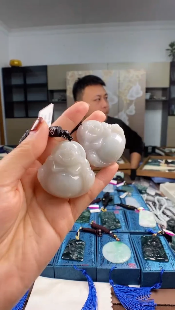 颈饰未镶嵌翡翠  多样性发其一