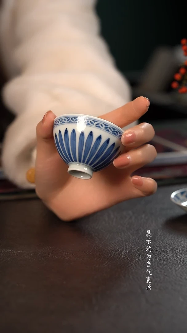 研山琢器青花菊瓣忍冬纹小鸡心杯