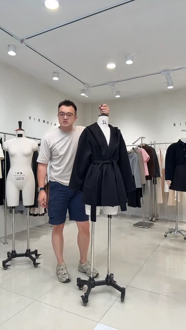 连帽黑色羊毛大衣