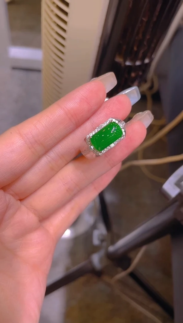 翡翠18K金镶嵌颈饰翡翠A12