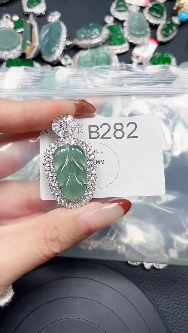 【闪购商品】翡翠颈饰未镶嵌赠皮绳282