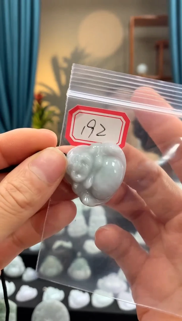 翡翠未镶嵌颈饰佛公192