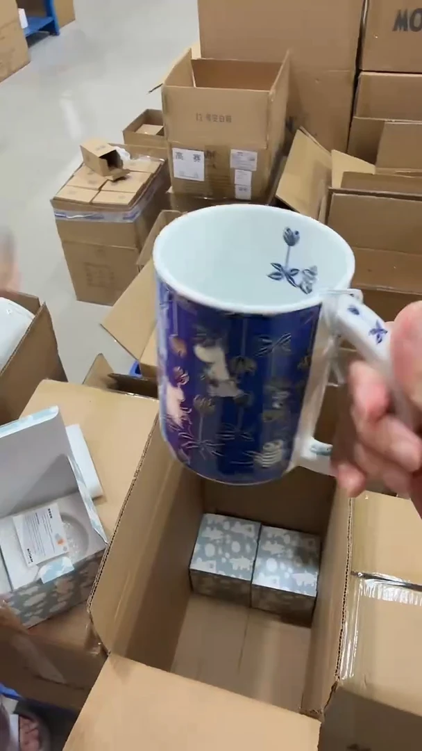 瓷片姆明蓝花小径骨瓷杯