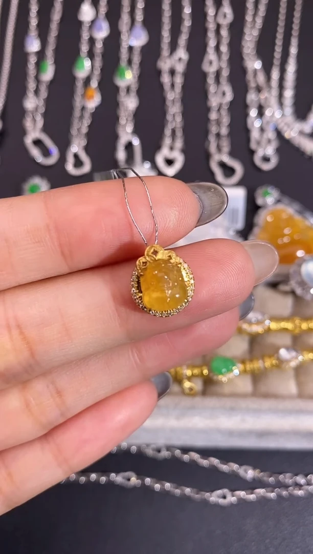 颈饰18K金镶嵌翡翠吊坠