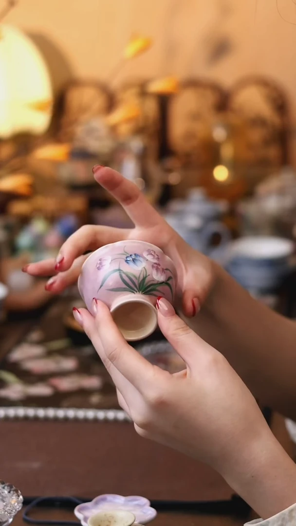 手绘郁金香花口杯
