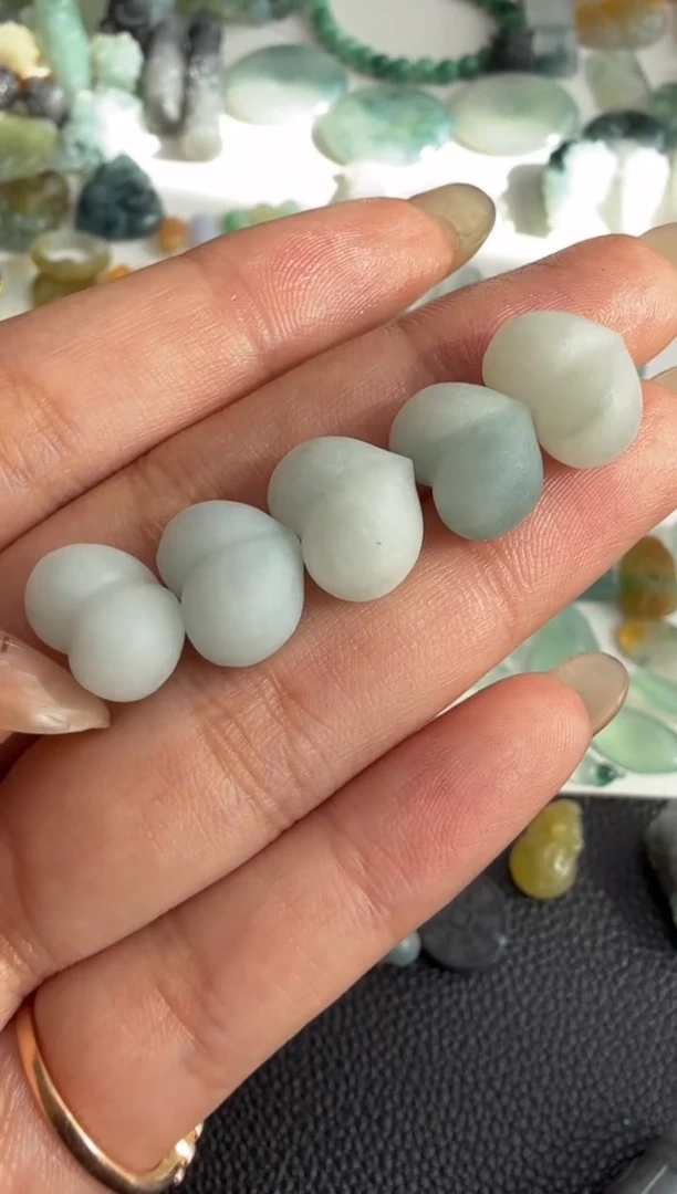 颈饰未镶嵌翡翠5个屁桃150+15