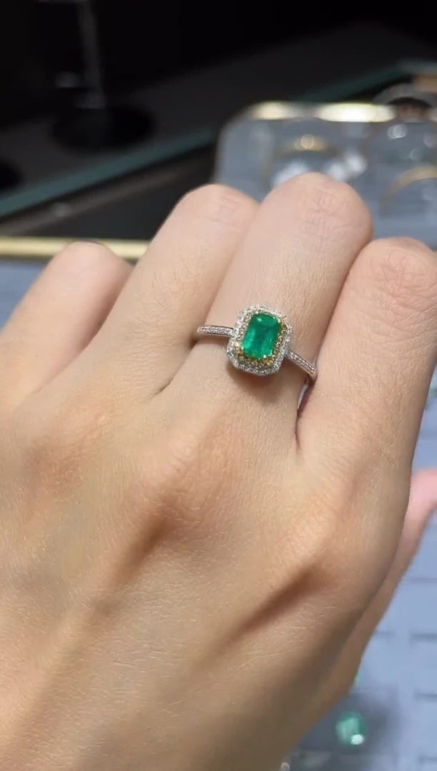 18K金镶嵌戒指祖母绿1