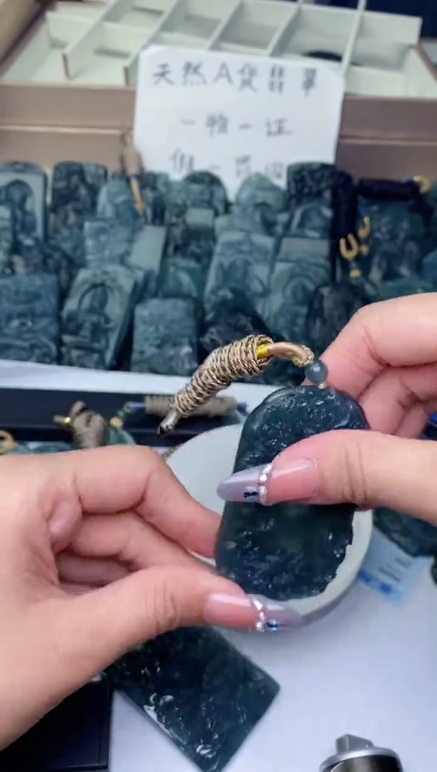 颈饰未镶嵌翡翠