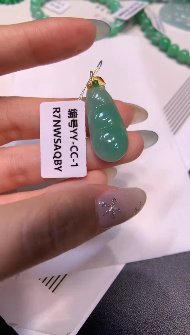 颈饰18K金镶嵌翡翠福豆