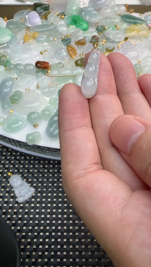 【闪购商品】翡翠吊坠(不含链)18K金镶嵌冰豆